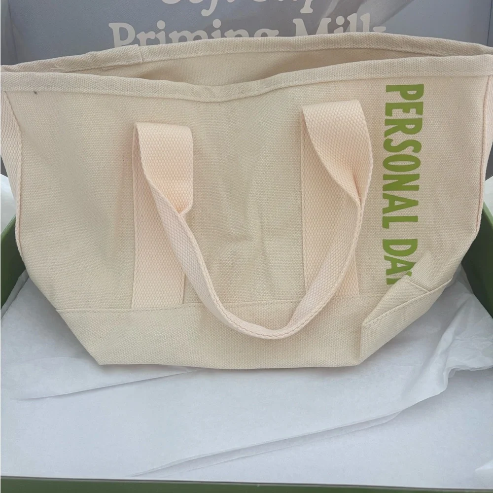 PERSONAL DAY Canvas Tote with serum & priming milk plus hair scrunchie - Picture 5 of 6